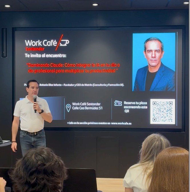 José Antonio Díaz Infante presentando en evento de ía y transformación digital